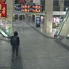 Nghi phạm Anis Amri (trái) tại nhà ga trung tâm thành phố Milan, Italy rạng sáng 23/12. (Nguồn: EPA/TTXVN)