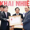 Thủ tướng Nguyễn Xuân Phúc trao tặng Huân chương Lao động hạng Nhất, Nhì, Ba cho các tập thể và cá nhân ngành ngân hàng vì có nhiều thành tích xuất sắc trong hoạt động ngân hàng. (Ảnh:Thống Nhất/TTXVN)