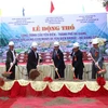 Các đại biểu động thổ khởi công xây dựng cầu Yên Biên. (Ảnh: Minh Tâm/TTXVN)