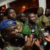 Phát ngôn viên của nhóm binh sỹ tiến hành binh biến Issiaka Ouattara (giữa) trả lời phỏng vấn báo chí sau cuộc đàm phán với Bộ trưởng Quốc phòng Alain Richard Donwahi tại Bouake ngày 7/1. (Nguồn: AFP/TTXVN)