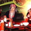 Các cô gái dân tộc Dao huyện Hoàng Su Phì biểu diễn nghệ thuật pha trà. (Ảnh: Minh Tâm/TTXVN)