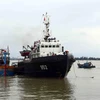 Tàu 952 kéo tàu cá ĐNa 90307 TS cùng 10 ngư dân gặp nạn về cập bờ an toàn Đà Nẵng. (Ảnh: Trần Lê Lâm/Vietnam+)