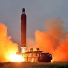 Tên lửa đạn đạo chiến lược tầm xa đất đối đất Hwasong-10 được phóng tại một địa điểm bí mật của Triều Tiên ngày 23/6/2016. (Nguồn: Reuters/TTXVN)
