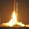 Tên lửa đẩy Falcon 9 mang theo tàu vũ trụ Dragon CRS9 rời bệ phóng tại Căn cứ không quân Cape Canaveral, bang Florida ngày 18/7/2016. (Nguồn: AFP/TTXVN)