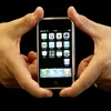 Chiếc điện thoại iPhone đầu tiên được giới thiệu tại hội chợ M​acworld 2007 ở San Francisco, California, Mỹ ngày 9/1/2007. AFP/TTXVN