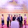 Ông Vũ Anh Tuấn, Tổng Giám đốc SHBank Lào (giữa) cùng các đại biểu cắt bánh mừng sinh nhật SHBank Lào. (Ảnh: Phạm Kiên/TTXVN)