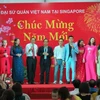 Đại sứ Nguyễn Tiến Minh giao lưu với cộng đồng người Việt tại Singapore. (Ảnh: Việt Dũng/Vietnam+)