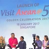 Thủ tướng Singapore Lý Hiển Long và Tổng Thư ký ASEAN Lê Lương Minh cùng các quan chức du lịch các quốc gia trong khu vực phát động chiến dịch du lịch mới với 50 sản phẩm nhằm thúc đẩy "mục tiêu "ASEAN-một điểm đến". (Ảnh: Mỹ Bình/Vietnam+)