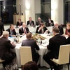 Thủ tướng Đức Angela Merkel (phải, phía sau), Tổng thống Nga Vladimir Putin (thứ 5, trái), Tổng thống Pháp Francois Hollande (trái) và Tổng thống Ukraine Petro Poroshenko (phía trước, thứ 2, phải) tại cuộc gặp cấp cao nhóm "Bộ tứ" Normandy ở Berlin ngày 1