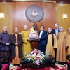 Đoàn đại biểu Trung ương Giáo hội Phật Giáo Việt Nam chúc mừng Ủy ban Trung ương Mặt trận Tổ quốc Việt Nam. (Ảnh: Nguyễn Dân/TTXVN)