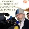 Nhà sáng lập PIP Jean-Claude Mas (phải) trong cuộc họp báo sau khi được trả tự do tại nhà tù Avignon Le Pontet ở Le Pontet, miền nam Pháp ngày 29/10/2012. (Nguồn: AFP/TTXVN)