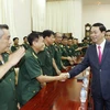 Chủ tịch nước Trần Đại Quang với các cán bộ lãnh đạo, sỹ quan chỉ huy Bộ Tư lệnh Quân khu 9. (Ảnh: Nhan Sáng/TTXVN)