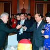 Thủ tướng Chính phủ Nguyễn Xuân Phúc và Phu nhân với các đại biểu. (Ảnh:Thống Nhất/TTXVN)