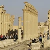 Người dân tới thăm thành cổ Palmyra sau khi quân đội Chính phủ Syria giành lại khu vực này từ tay IS ngày 6/5/2016. (Nguồn: AFP/TTXVN)