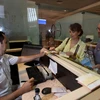 Hành khách làm thủ tục tại sân bay quốc tế Sharm El-Sheikh của Ai Cập. (Nguồn: AFP/TTXVN)