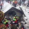Nhân viên cứu hộ tìm kiếm các nạn nhân mất tích sau vụ lở tuyết vùi lấp khách sạn Rigopiano ở Farindola thuộc khu vực Abruzzo, miền trung Italy ngày 24/1. (Nguồn: EPA/TTXVN)