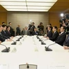 Bộ trưởng phụ trách TPP của Nhật Bản Nobuteru Ishihara (thứ nhất, trái) tham dự cuộc họp Bộ trưởng ở Tokyo ngày 20/1. (Nguồn: Kyodo/TTXVN)