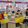 Người dân mua sắm tại một siêu thị ở Tokyo ngày 1/4/2014. (Nguồn: AFP/TTXVN)