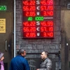 Bảng quy đổi tỷ giá ngoại tệ với đồng ruble tại trung tâm thủ đô Moskva. (Nguồn: AFP/TTXVN)