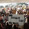 Người dân Mỹ biểu tình phản đối sắc lệnh cấm người tị nạn nhập cảnh của tân Tổng thống Mỹ tại sân bay quốc tế San Francisco ở bang California ngày 28/1. (Nguồn: AFP/TTXVN)
