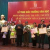 Nhà thơ Nguyễn Việt Chiến nhận giải thưởng Hội nhà văn. (Ảnh: Mỹ Bình/Vietnam+)
