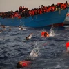 Người di cư được lực lượng cứu hộ cứu sau khi tàu của họ bị đắm tại Biển Địa Trung Hải. (Nguồn: AP/TTXVN)