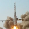 Tên lửa đẩy Unha-2 được cho là mang theo vệ tinh viễn thông Kwangmyongsong-2 rời bệ phóng ở Hwadae-gun thuộc tỉnh Bắc Hamgyong, Triều Tiên ngày 9/4/2009. (Nguồn: AFP/TTXVN)
