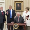 Tổng thống Mỹ Donald Trump (thứ 2, trái) và ông Rex Tillerson (thứ 2, phải) sau khi được phê chuẩn làm Ngoại trưởng của nước này ở Washington, DC ngày 1/2. (Nguồn: EPA/TTXVN)