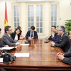 Phó Thủ tướng Vũ Đức Đam tiếp ông Masataka Watanabe, Chủ tịch kiêm Giám đốc điều hành báo Asahi Shimbun (Nhật Bản) đang thăm và làm việc tại Việt Nam. (Ảnh: Phạm Kiên/TTXVN)