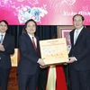 Chủ tịch nước Trần Đại Quang tặng quà cho Bộ Giáo dục và Đào tạo. (Ảnh: Nhan Sáng/TTXVN)