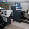 Nhân viên Hải quan sân bay quốc tế Tân Sơn Nhất sử dụng máy soi kiểm tra hành lý khách nhập cảnh. (Ảnh: Hoàng Hải/TTXVN)