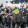 Người dân Mỹ biểu tình phản đối sắc lệnh cấm người tị nạn nhập cảnh của tân Tổng thống Mỹ tại sân bay quốc tế John Kennedy ở New York ngày 28/1. (Nguồn: AFP/ TTXVN) 