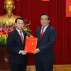 Đồng chí Nguyễn Thanh Bình, Phó Trưởng ban Thường trực Ban Tổ chức Trung ương trao Quyết định cho đồng chí Đỗ Đức Duy. (Ảnh: Thế Duyệt/TTXVN)