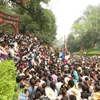 Người dân tới thăm khu di tích Đền Hùng. (Ảnh: Quốc Khánh/TTXVN)