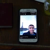 Bức ảnh nghi can Abdallah El-Hamahmy trên một chiếc điện thoại di động ngày 5/2. (Nguồn: AFP/TTXVN)