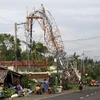 Một cây cột điện lớn bị đổ gập sau bão Nock-Ten ở Polangui, tỉnh Albay, Philippines ngày 26/12/2016. (Nguồn: EPA/TTXVN)