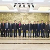 Tổng Bí thư Nguyễn Phú Trọng và các đại biểu chụp ảnh chung với lãnh đạo Ban Kinh tế Trung ương. (Ảnh:Trí Dũng/TTXVN)