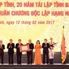 Thủ tướng Nguyễn Xuân Phúc thừa ủy quyền của Chủ tịch nước trao tặng Huân chương Độc lập hạng Nhất cho tỉnh Bắc Ninh. (Ảnh: Thống Nhất/TTXVN)