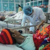 Các bệnh nhân đang được cấp cứu tại Bệnh viện Đa khoa tỉnh Lai Châu. (Ảnh: Công Hải/TTXVN)