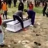 Khoảnh khắc kinh hoàng khi xác chết bị cướp ngay tại đám tang