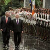 Chủ tịch Cuba Raul Castro (giữa, trái) tại lễ đón Tổng thống Ireland Michael Higgins (giữa, phải) ở thủ đô La Habana ngày 15/2. (Nguồn: AFP/TTXVN)