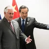 Ngoại trưởng Mỹ Rex Tillerson (trái) và Bộ trưởng Ngoại giao Trung Quốc Vương Nghị (phải) trước cuộc hội đàm tại Bonn ngày 17/2. (Nguồn: AFP/TTXVN)
