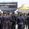 Cảnh sát Thái Lan chuẩn bị khám xét ngôi đền Wat Phra Dhammakaya ở tỉnh Pathum Thani ngày 16/2. (Nguồn: EPA/TTXVN)