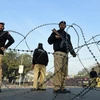 Cảnh sát Pakistan gác tại hiện trường một vụ đánh bom liều chết ở Lahore. (Nguồn: AFP/TTXVN)