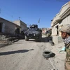 Lực lượng an ninh Iraq triển khai tại làng al-Buseif, phía nam Mosul trong cuộc tấn công nhằm giải phóng khu vực phía Tây thành phố này ngày 21/2. (Nguồn: AFP/TTXVN)