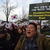 Người ủng hộ bà Park Geun-hye tuần hành tại Seoul, phản đối quyết định luận tội bà ngày 17/12/2016. (Nguồn: AFP/TTXVN)