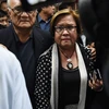 Thượng nghị sỹ Philippines Leila de Lima (giữa, phải) được áp giải bởi lực lượng an ninh tới cuộc họp báo ở Manila ngày 23/2. (Nguồn: AFP/TTXVN)