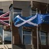 Cờ xứ Scotland (giữa), cờ Liên hiệp Vương quốc Anh (trái) và cờ Liên minh châu Âu tại trụ sở Nghị viện Scotland ở Edinburgh ngày 27/6/2016. (Nguồn: AFP/TTXVN)