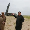Nhà lãnh đạo Triều Tiên Kim Jong-un giám sát vụ thử tên lửa tầm trung Musudan ở thành phố Wonsan ngày 23/6/2016. (Nguồn: YONHAP/TTXVN)