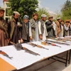 Các tay súng Taliban hạ vũ khí ra hàng chính quyền tại Baghlan, miền bắc Afghanistan ngày 23/4/2016. (Nguồn: THX/TTXVN)